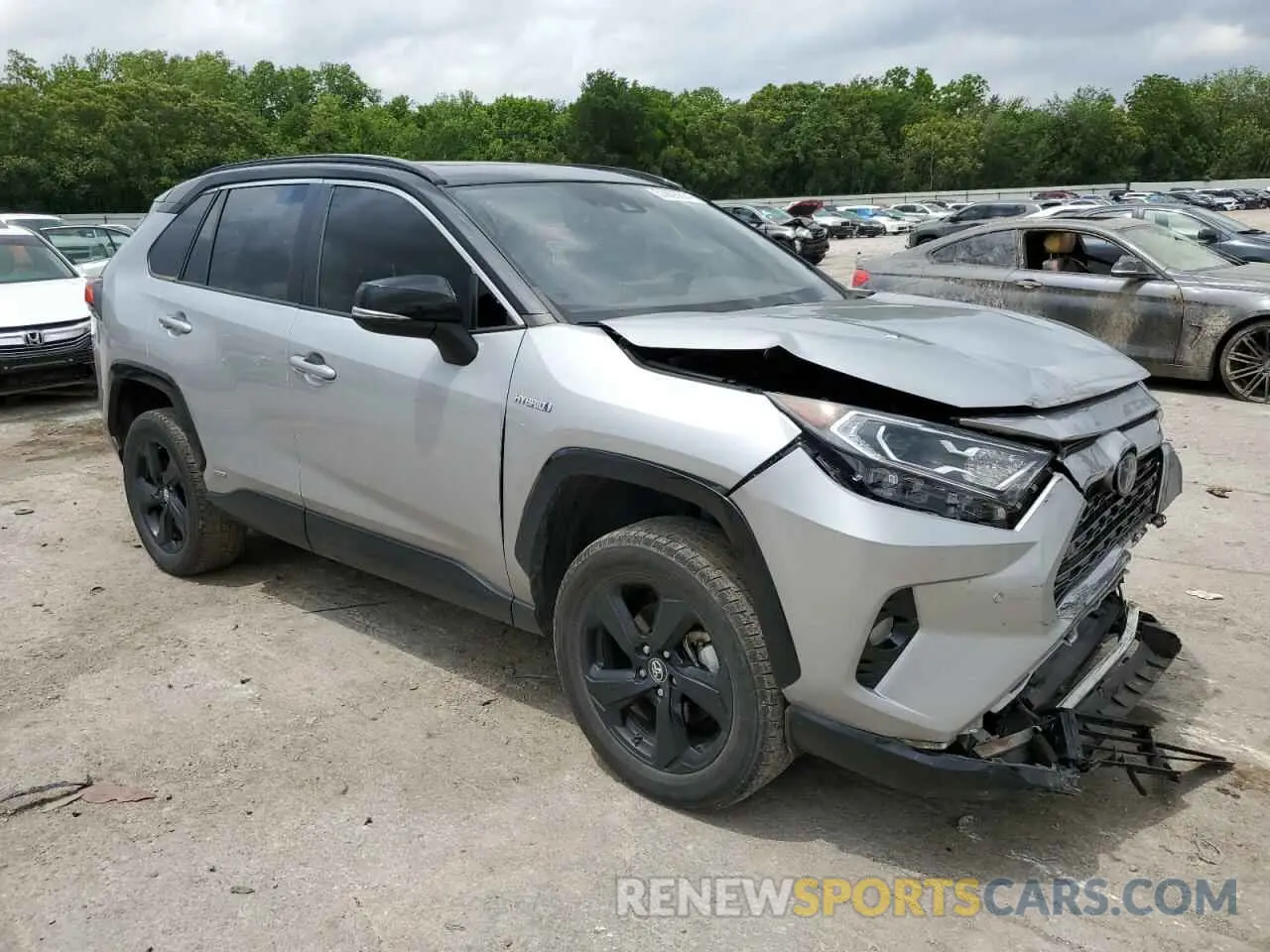 4 Photograph of a damaged car 2T3EWRFV5LW077846 TOYOTA RAV4 2020