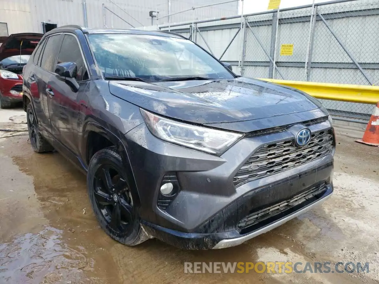 1 Photograph of a damaged car 2T3EWRFV6LW053863 TOYOTA RAV4 2020