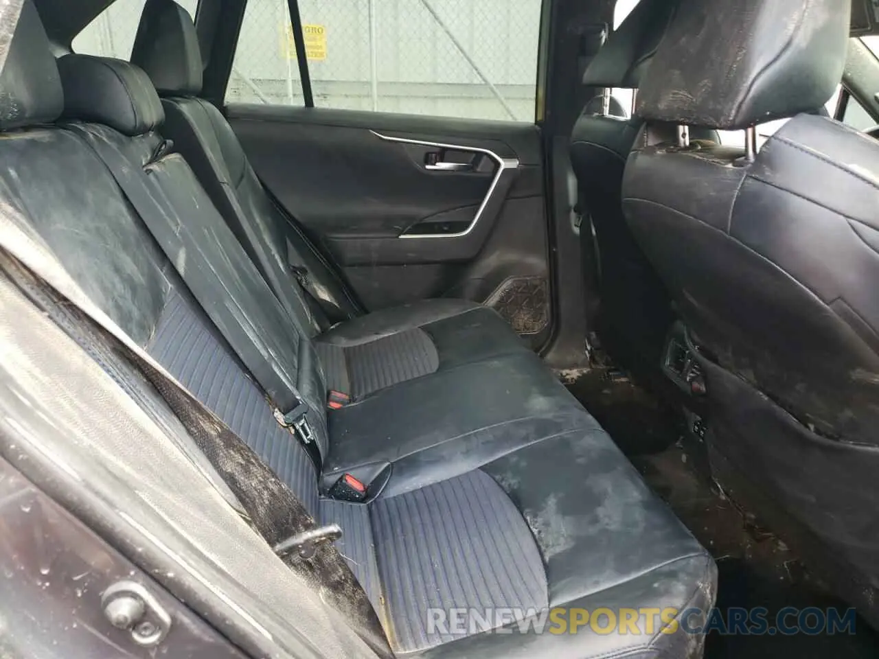 6 Photograph of a damaged car 2T3EWRFV6LW053863 TOYOTA RAV4 2020