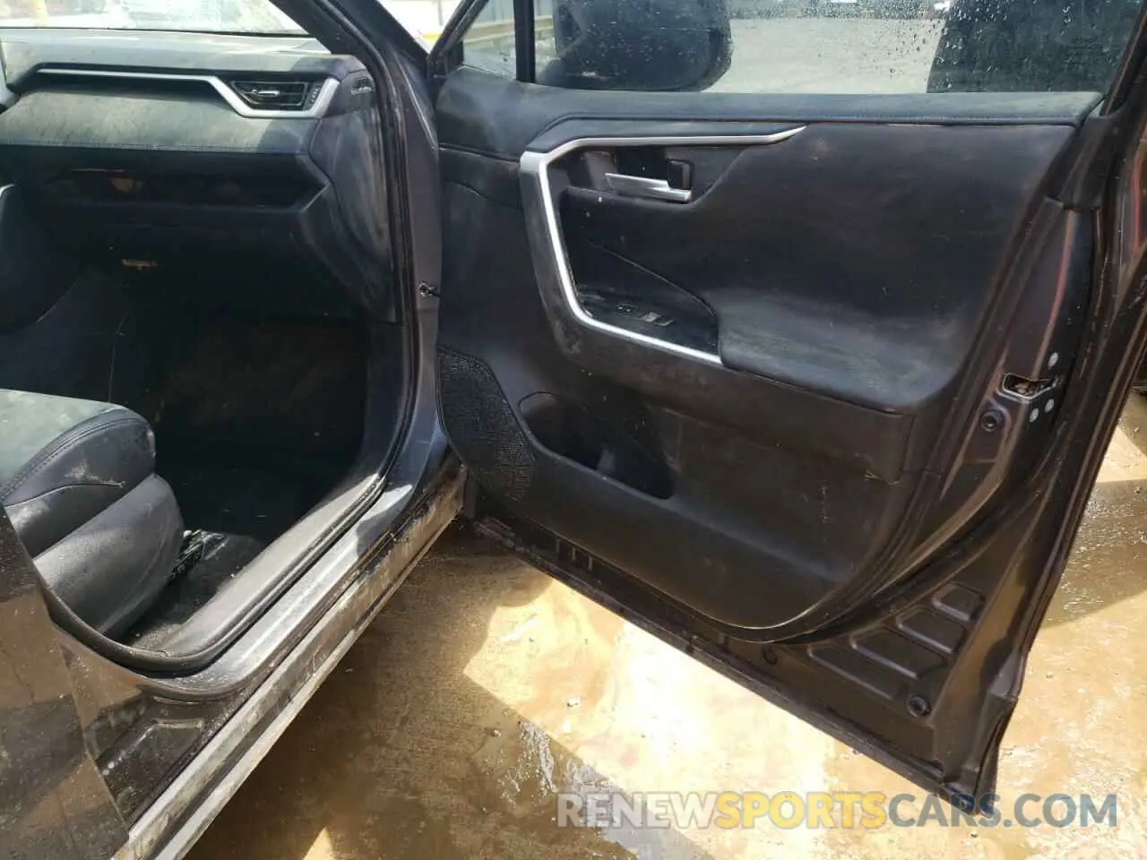 9 Photograph of a damaged car 2T3EWRFV6LW053863 TOYOTA RAV4 2020
