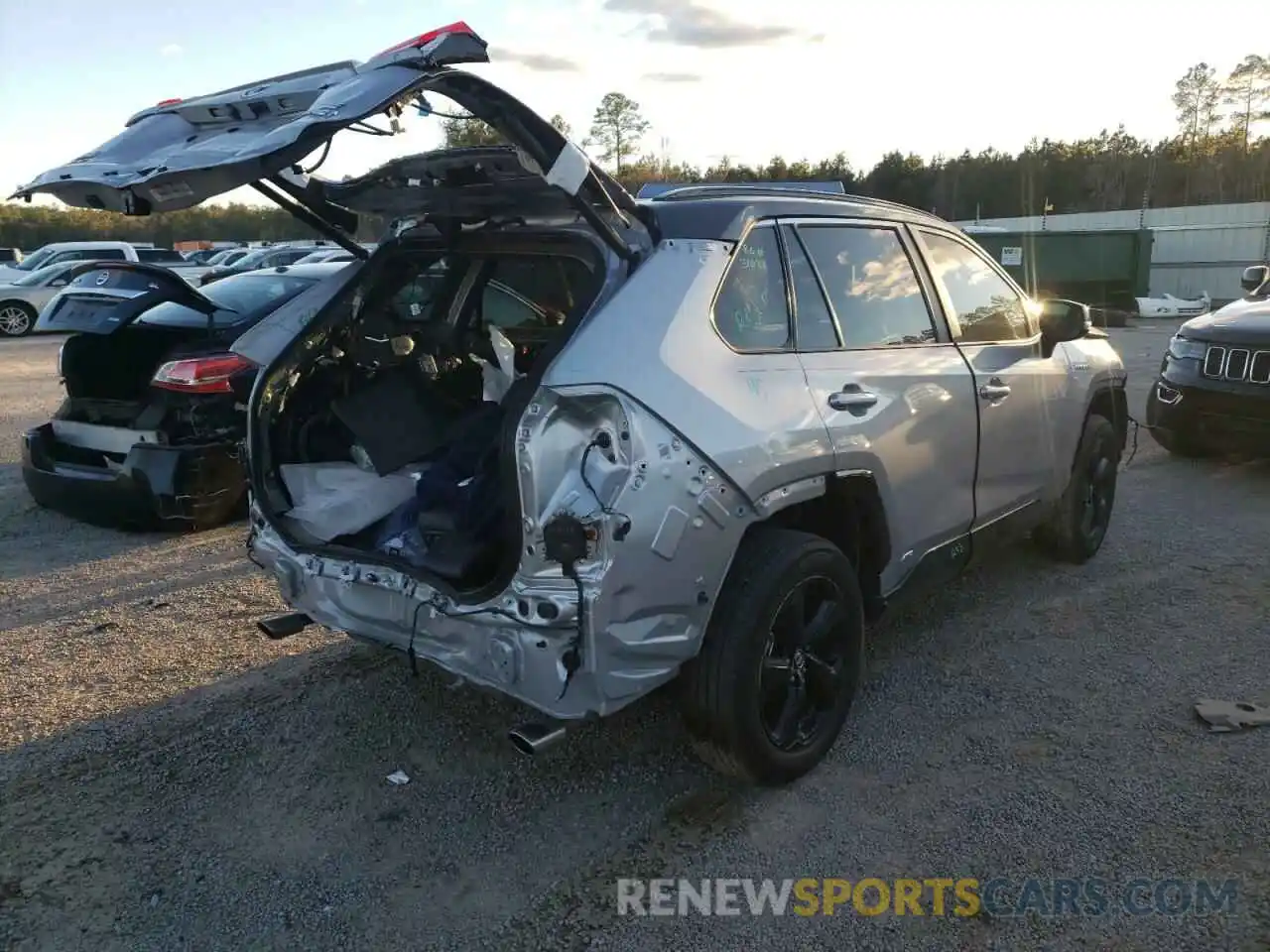 4 Photograph of a damaged car 2T3EWRFV6LW080304 TOYOTA RAV4 2020