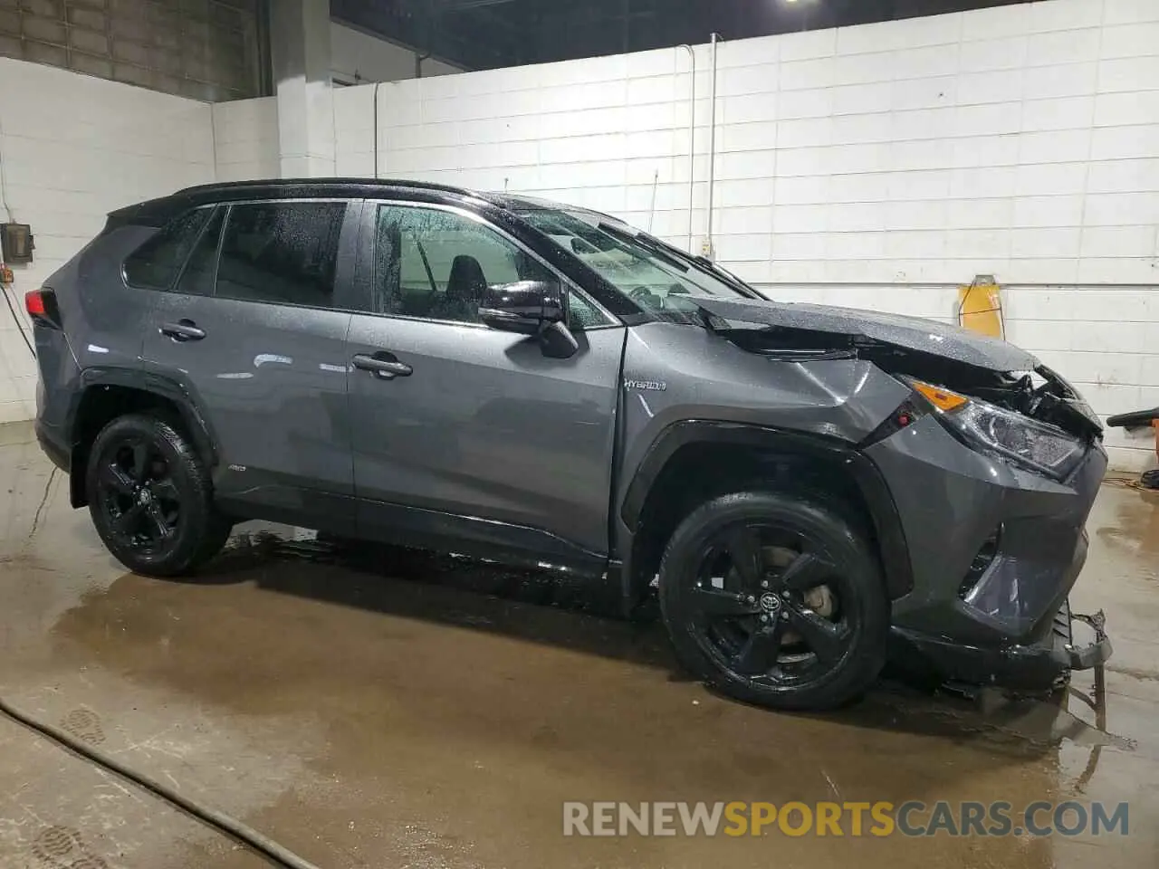 4 Photograph of a damaged car 2T3EWRFV7LW080909 TOYOTA RAV4 2020