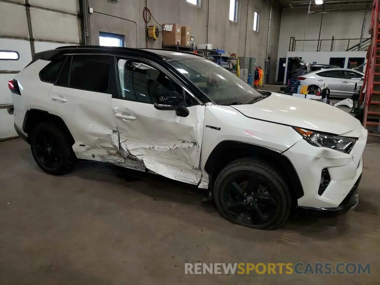 4 Photograph of a damaged car 2T3EWRFV7LW088346 TOYOTA RAV4 2020