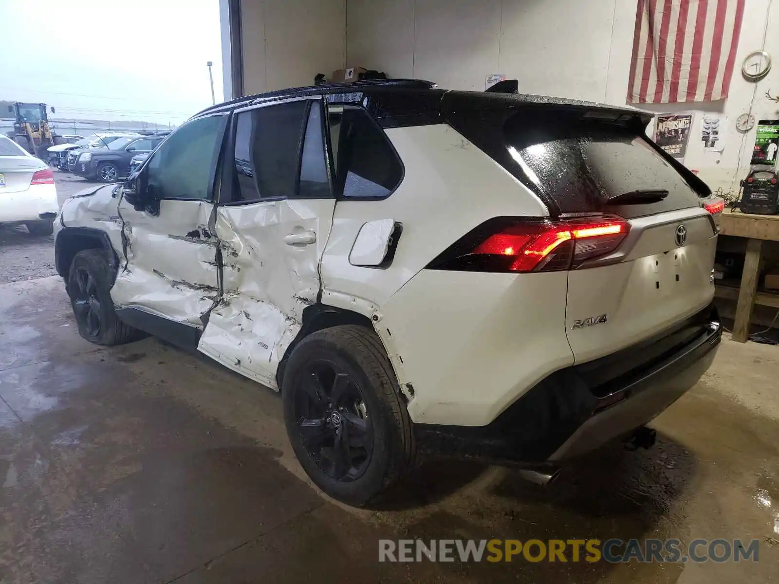 3 Photograph of a damaged car 2T3EWRFV8LW098612 TOYOTA RAV4 2020