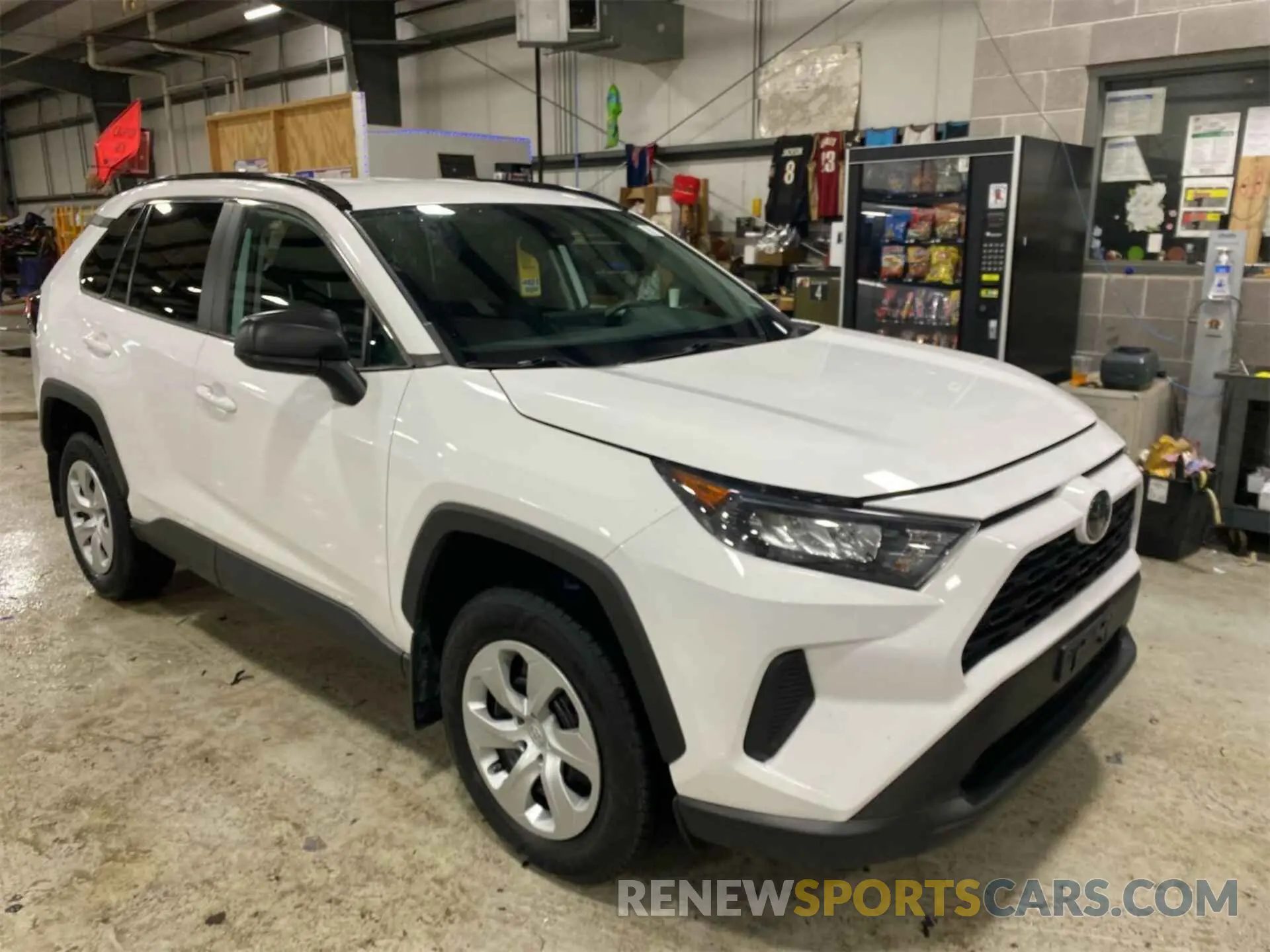 5 Photograph of a damaged car 2T3F1RFV1LW111090 TOYOTA RAV4 2020