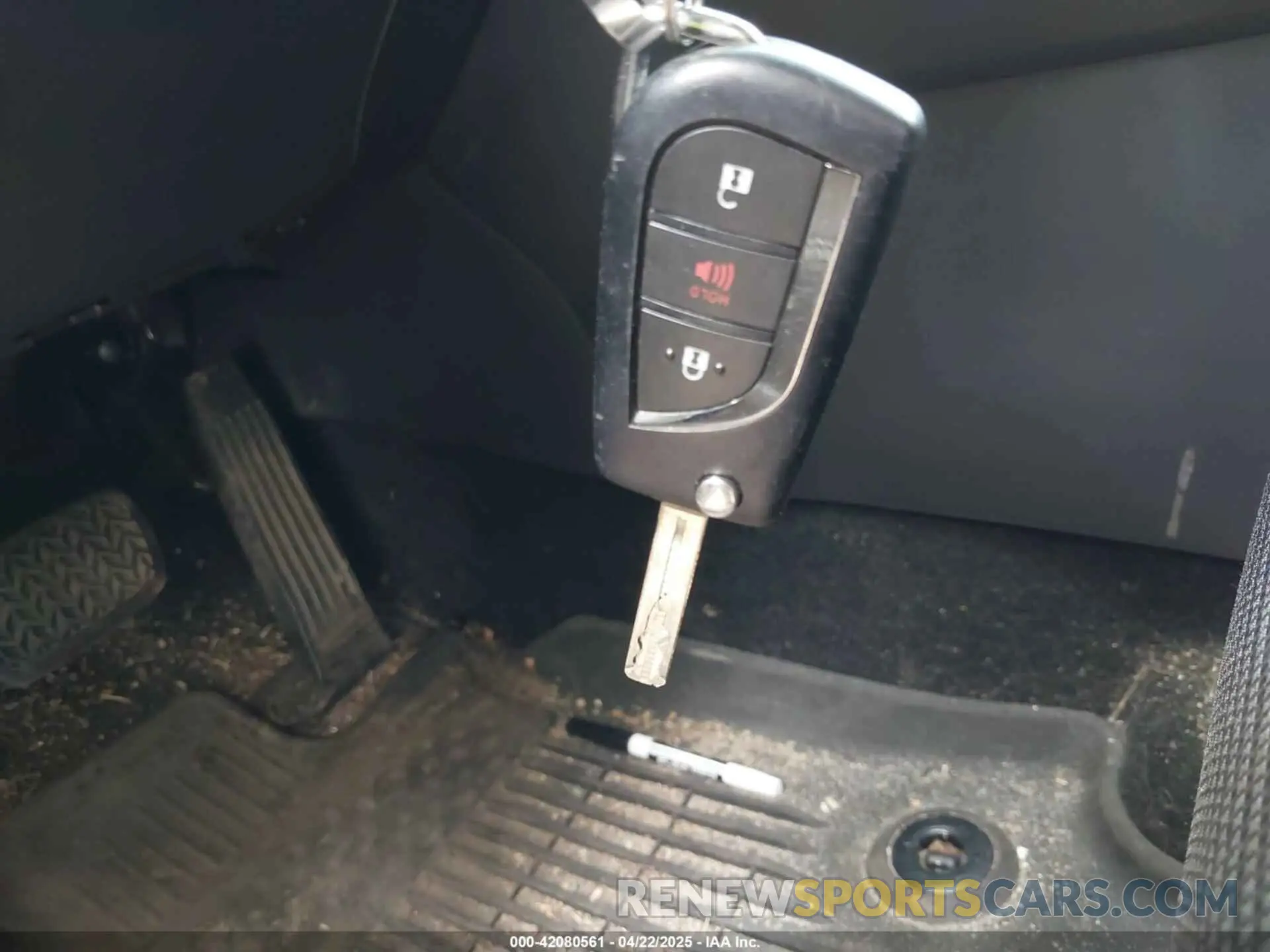 11 Photograph of a damaged car 2T3F1RFV4LW104294 TOYOTA RAV4 2020