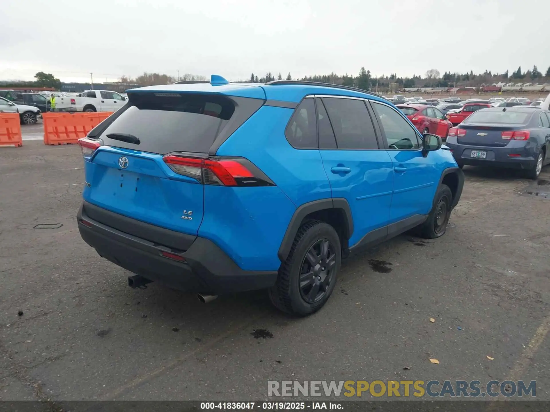 4 Photograph of a damaged car 2T3F1RFV6LW116432 TOYOTA RAV4 2020