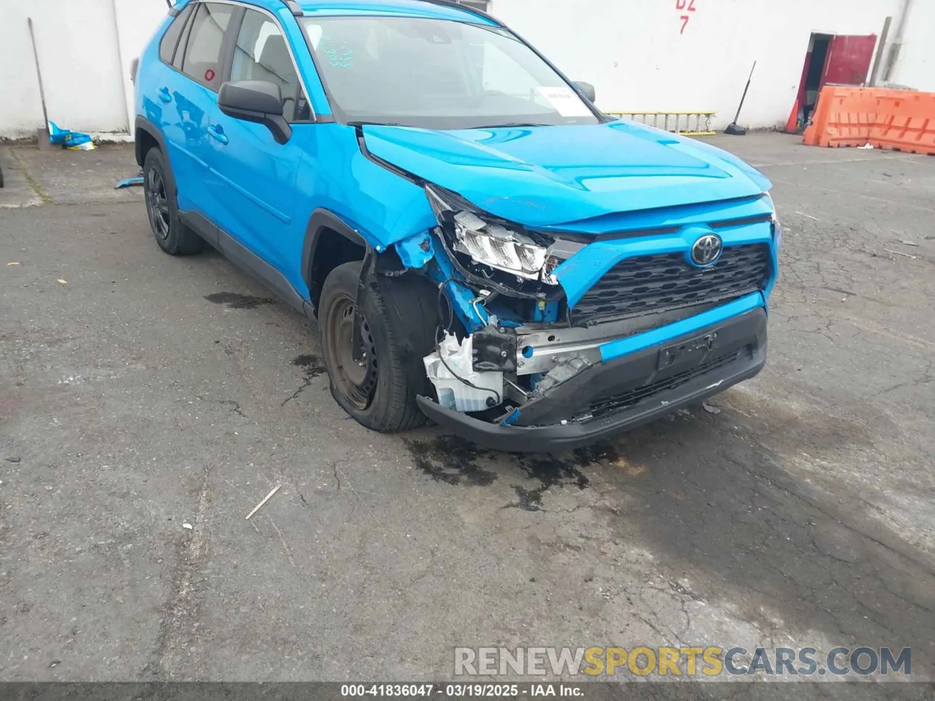 6 Photograph of a damaged car 2T3F1RFV6LW116432 TOYOTA RAV4 2020