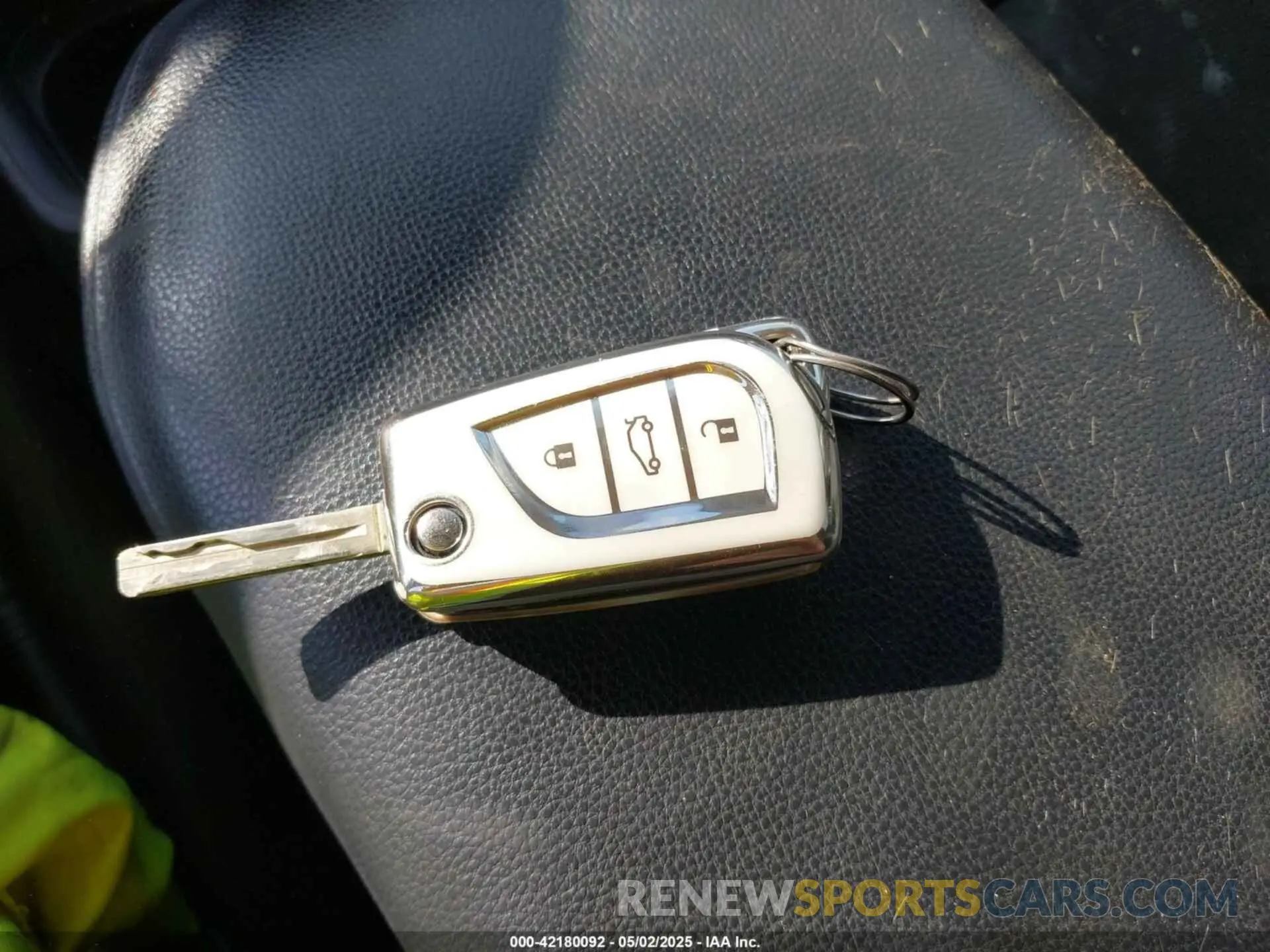 11 Photograph of a damaged car 2T3G1RFV2LW138190 TOYOTA RAV4 2020