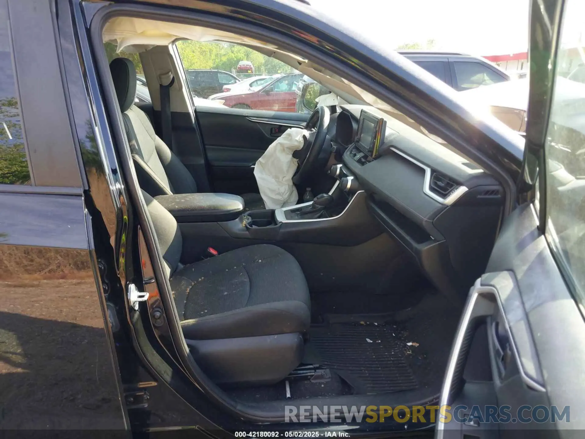 5 Photograph of a damaged car 2T3G1RFV2LW138190 TOYOTA RAV4 2020