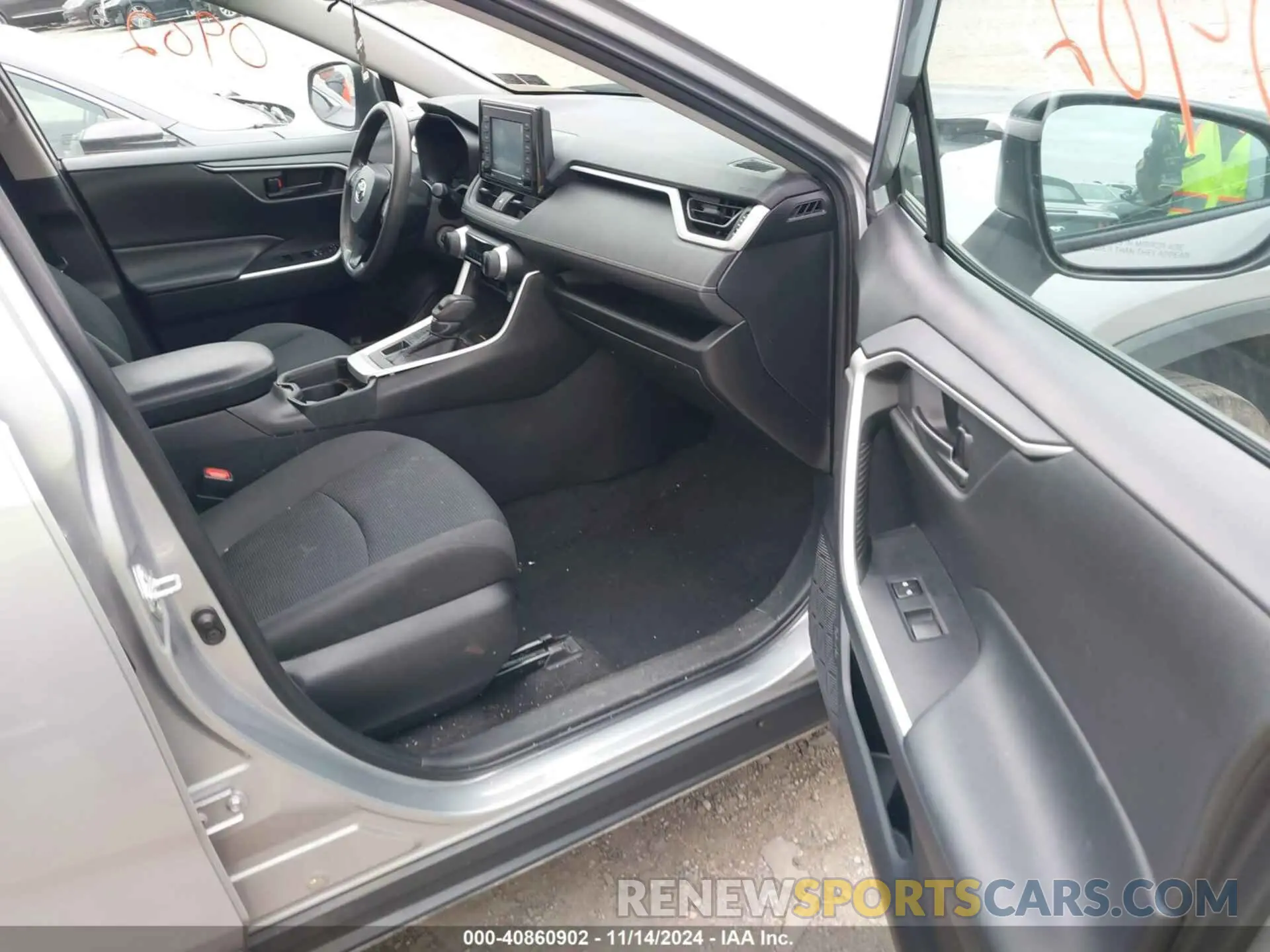 5 Photograph of a damaged car 2T3G1RFV3LW129515 TOYOTA RAV4 2020