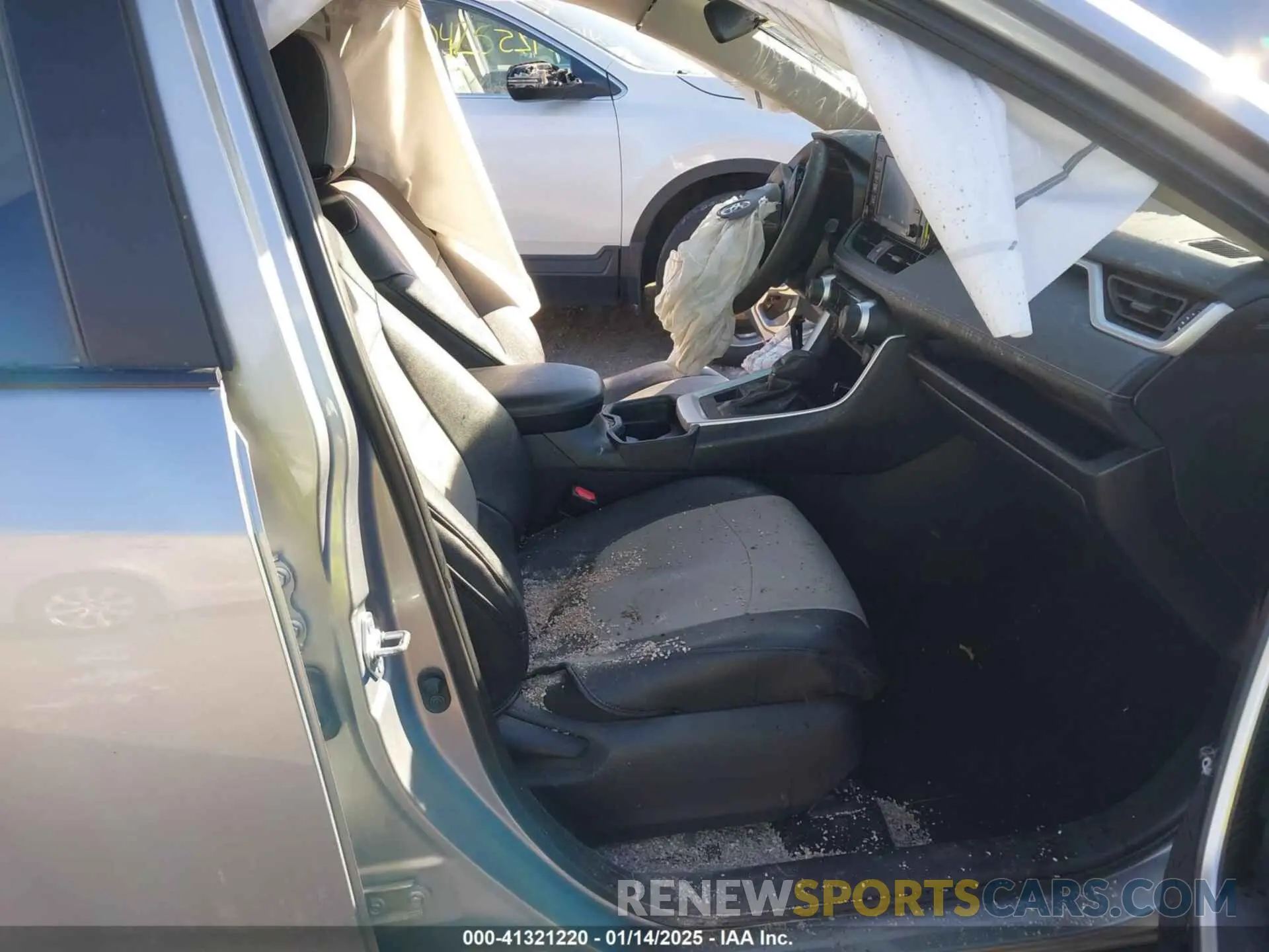 5 Photograph of a damaged car 2T3G1RFV4LC138077 TOYOTA RAV4 2020