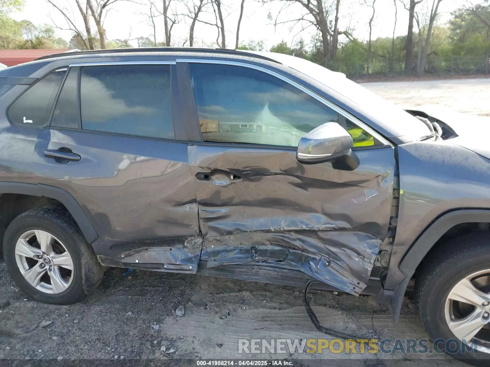 6 Photograph of a damaged car 2T3G1RFV6LW137656 TOYOTA RAV4 2020
