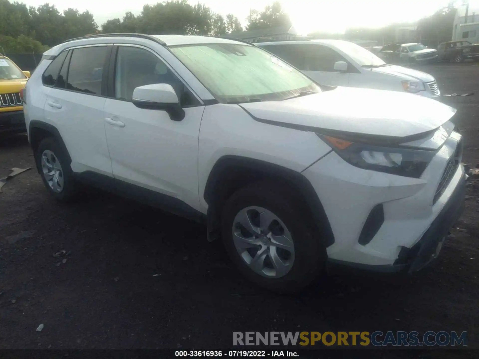 1 Photograph of a damaged car 2T3G1RFV8LW084944 TOYOTA RAV4 2020