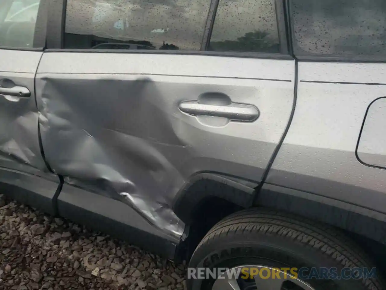 9 Photograph of a damaged car 2T3G1RFV8LW085236 TOYOTA RAV4 2020