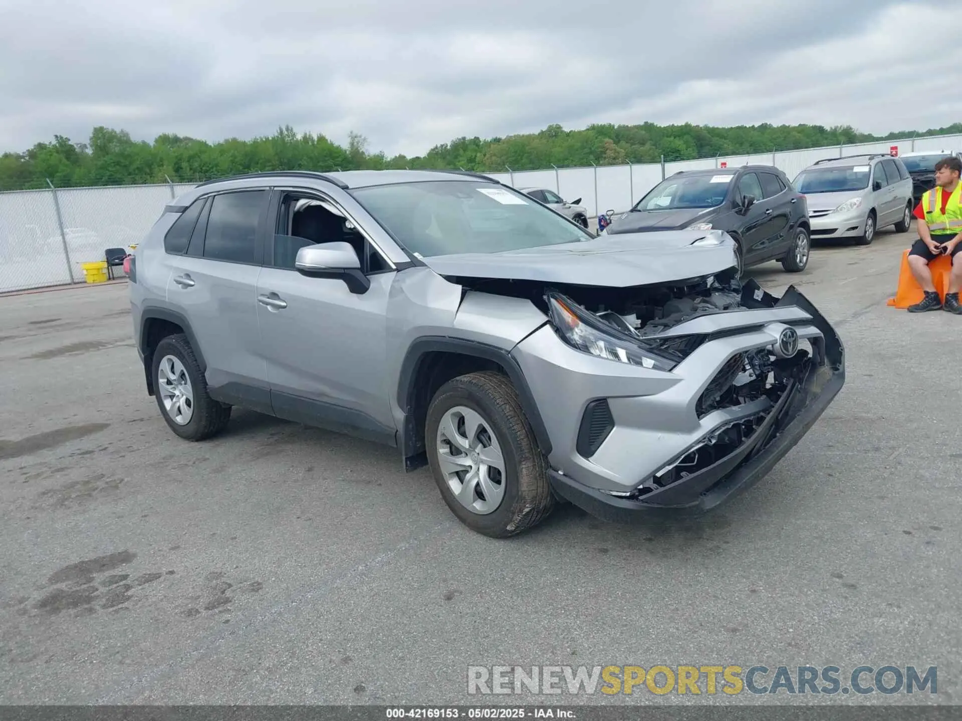 1 Photograph of a damaged car 2T3G1RFV8LW120390 TOYOTA RAV4 2020