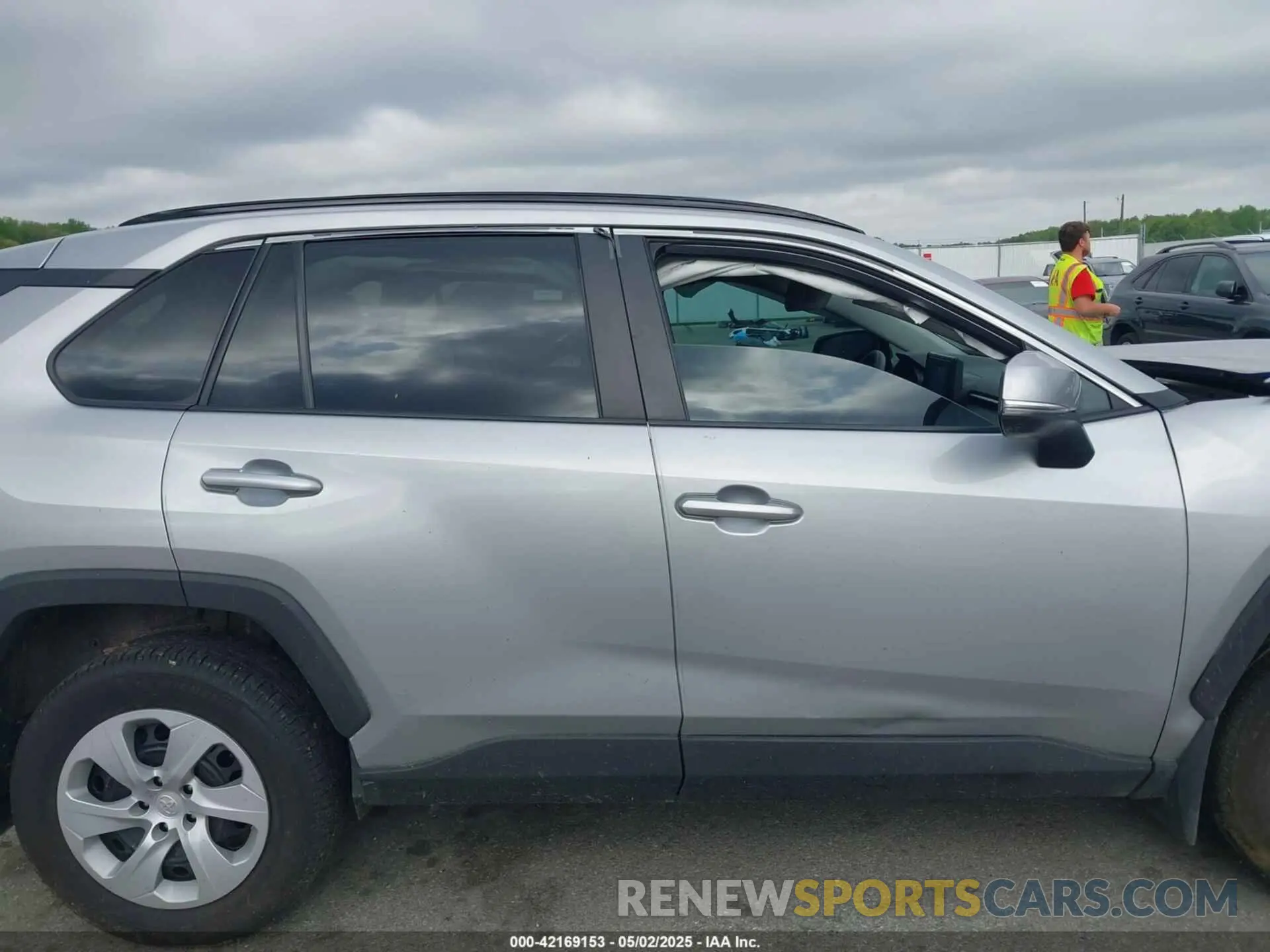 14 Photograph of a damaged car 2T3G1RFV8LW120390 TOYOTA RAV4 2020
