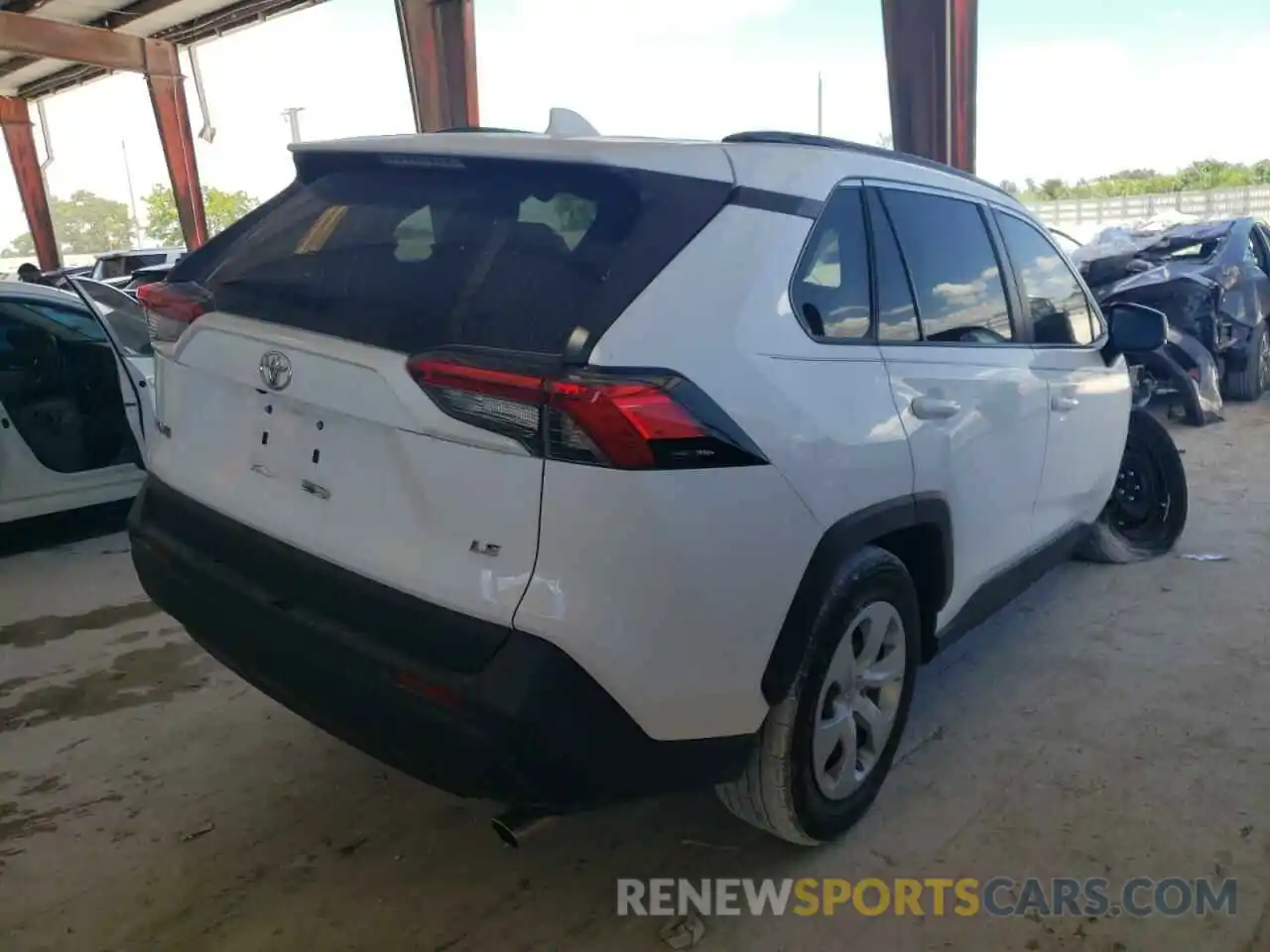 4 Photograph of a damaged car 2T3H1RFV0LC075709 TOYOTA RAV4 2020