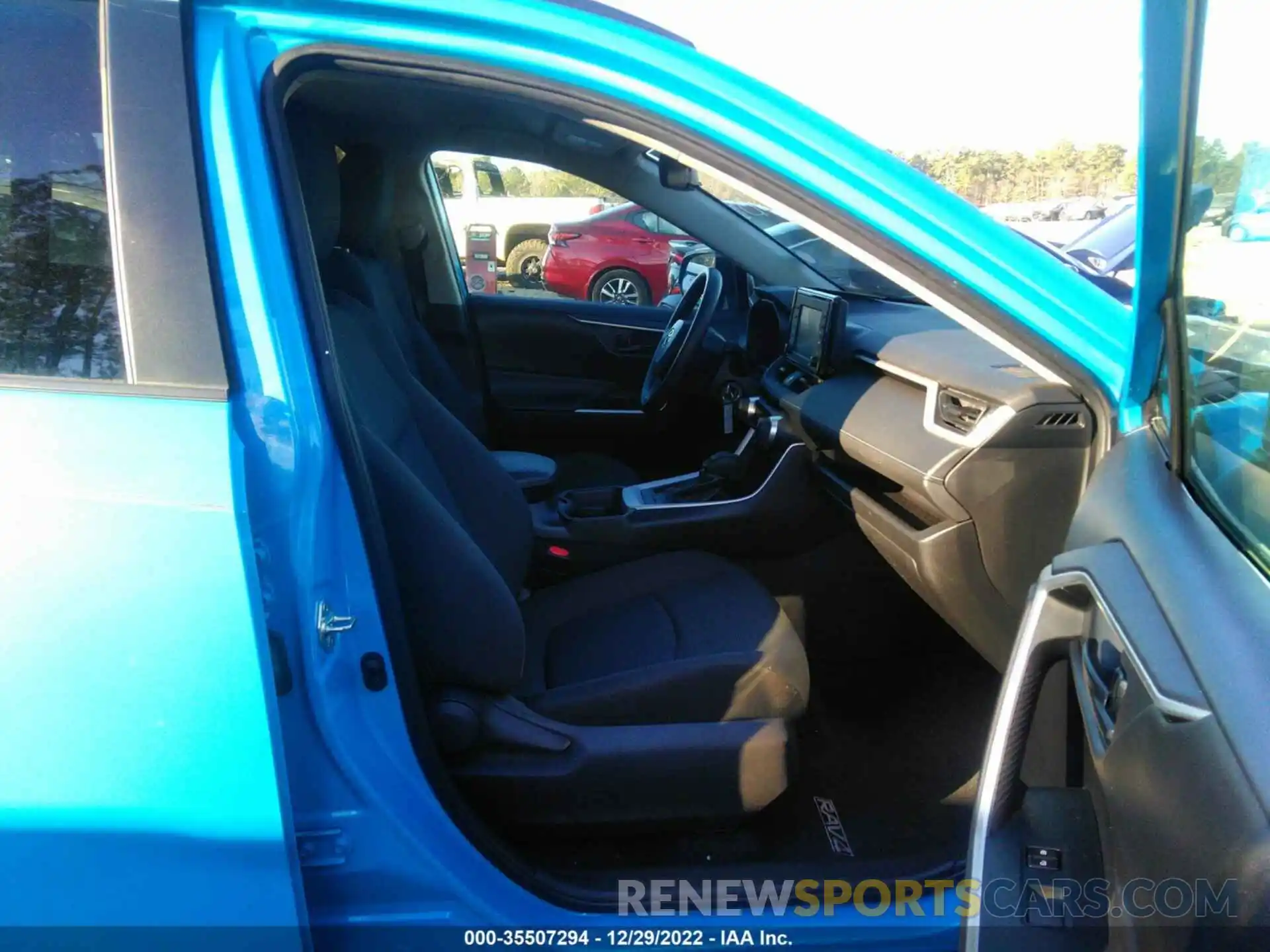 5 Photograph of a damaged car 2T3H1RFV0LW068547 TOYOTA RAV4 2020