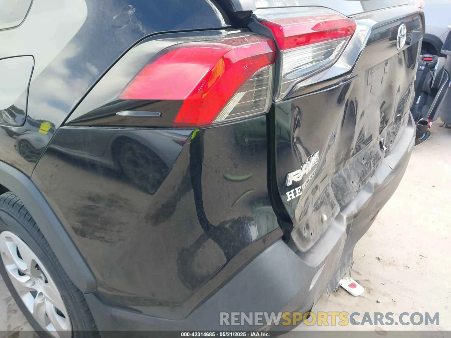 18 Photograph of a damaged car 2T3H1RFV1LC038264 TOYOTA RAV4 2020