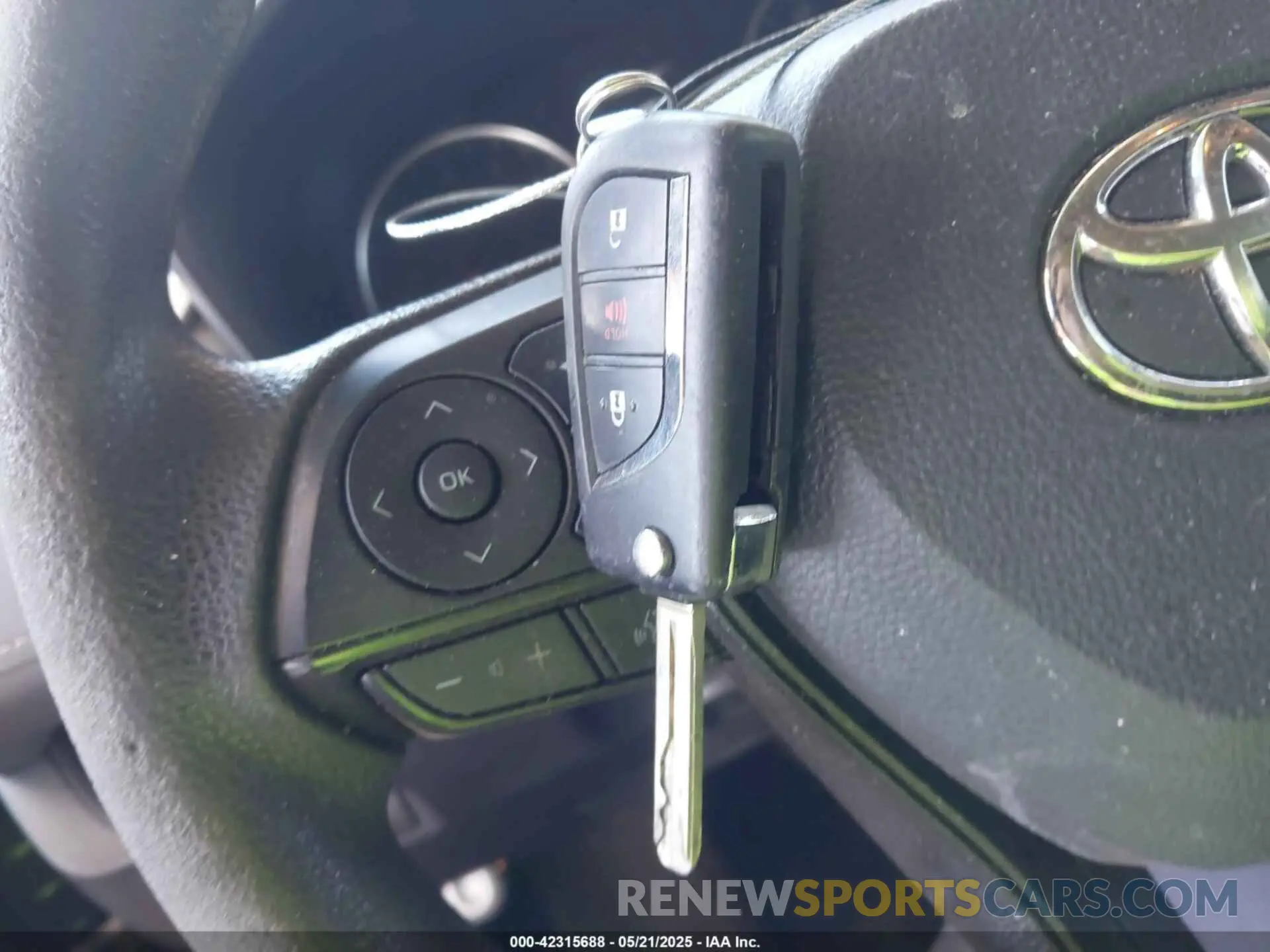 11 Photograph of a damaged car 2T3H1RFV1LC080384 TOYOTA RAV4 2020