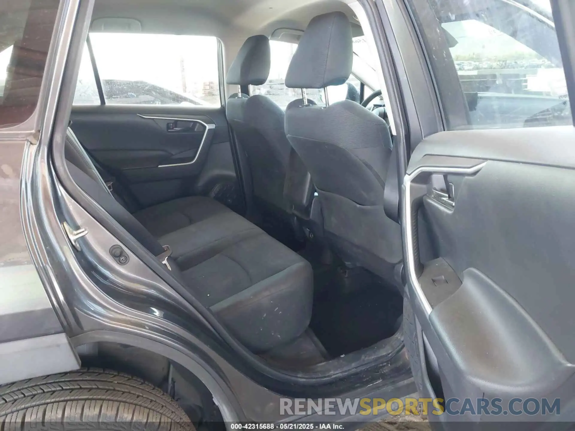 8 Photograph of a damaged car 2T3H1RFV1LC080384 TOYOTA RAV4 2020