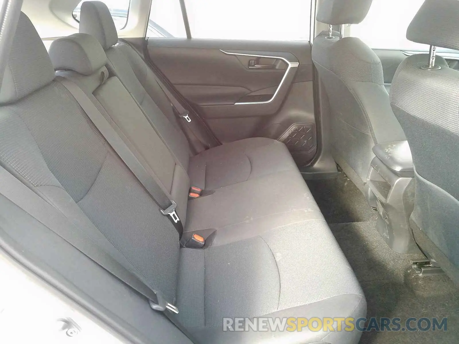 6 Photograph of a damaged car 2T3H1RFV1LW069190 TOYOTA RAV4 2020