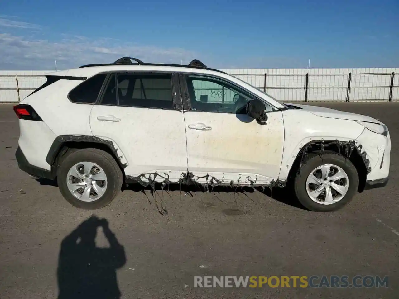 9 Photograph of a damaged car 2T3H1RFV1LW076818 TOYOTA RAV4 2020