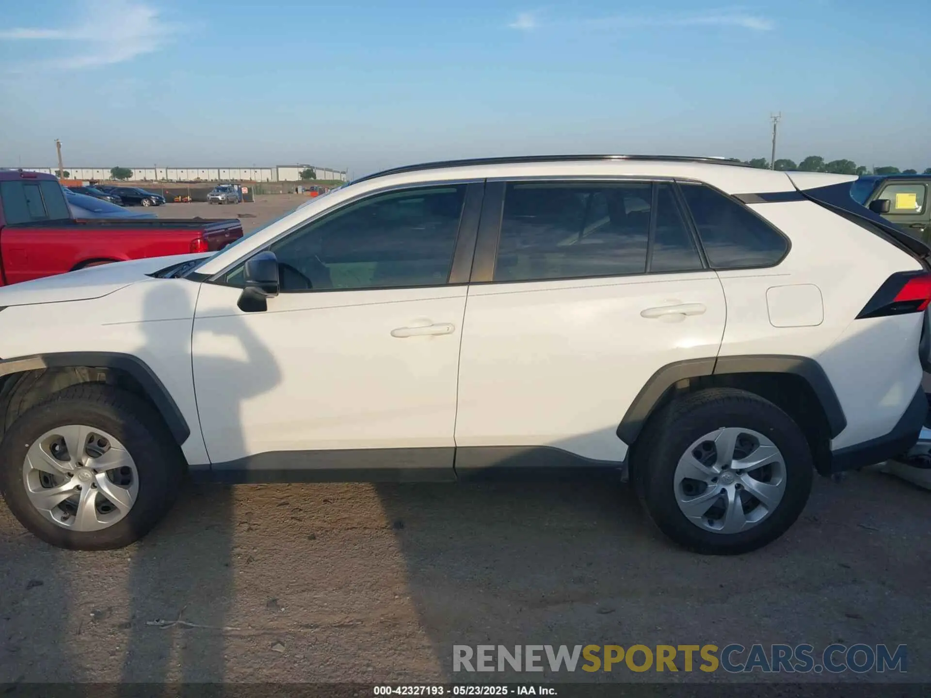 15 Photograph of a damaged car 2T3H1RFV1LW101457 TOYOTA RAV4 2020