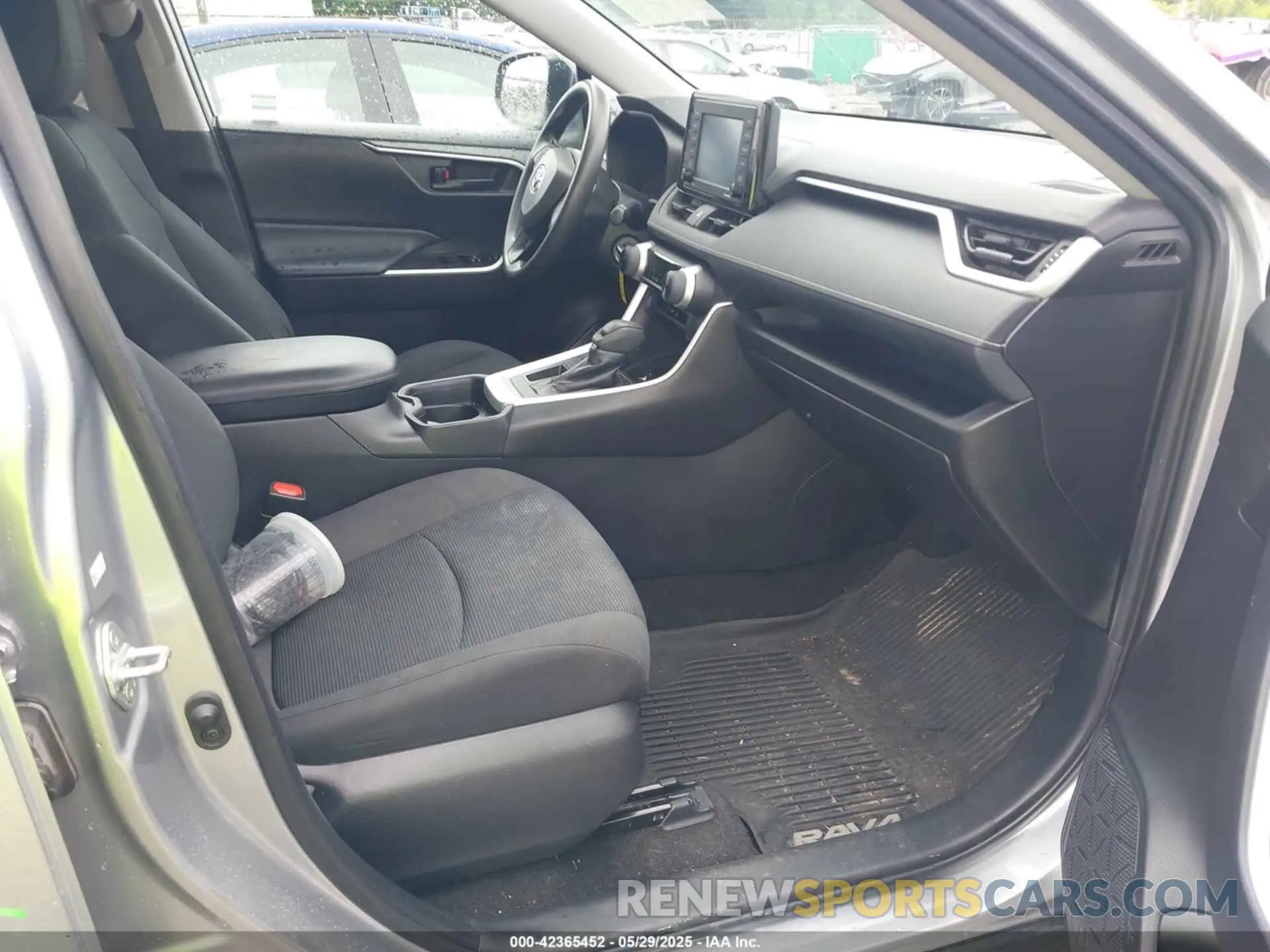 5 Photograph of a damaged car 2T3H1RFV2LC077350 TOYOTA RAV4 2020