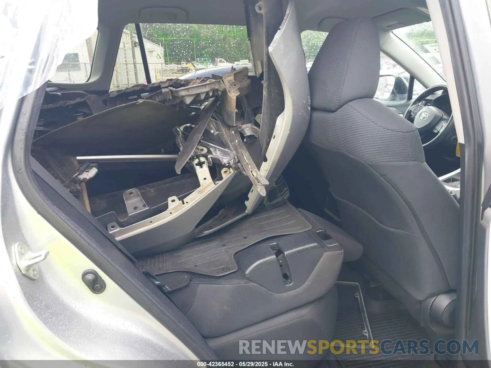 8 Photograph of a damaged car 2T3H1RFV2LC077350 TOYOTA RAV4 2020