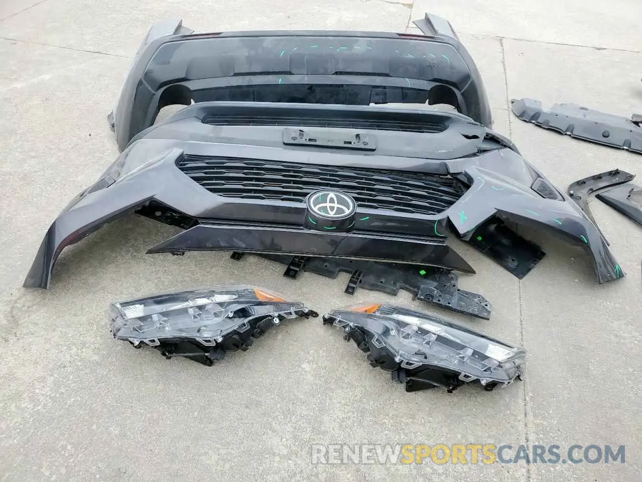 13 Photograph of a damaged car 2T3H1RFV2LW084796 TOYOTA RAV4 2020