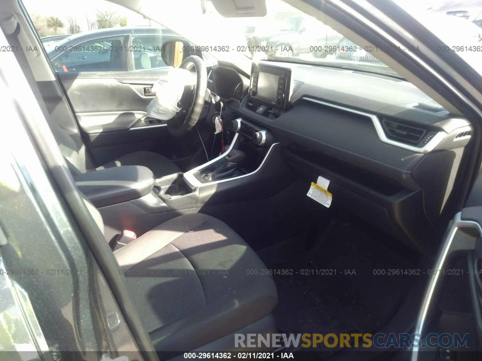 5 Photograph of a damaged car 2T3H1RFV3LC066325 TOYOTA RAV4 2020