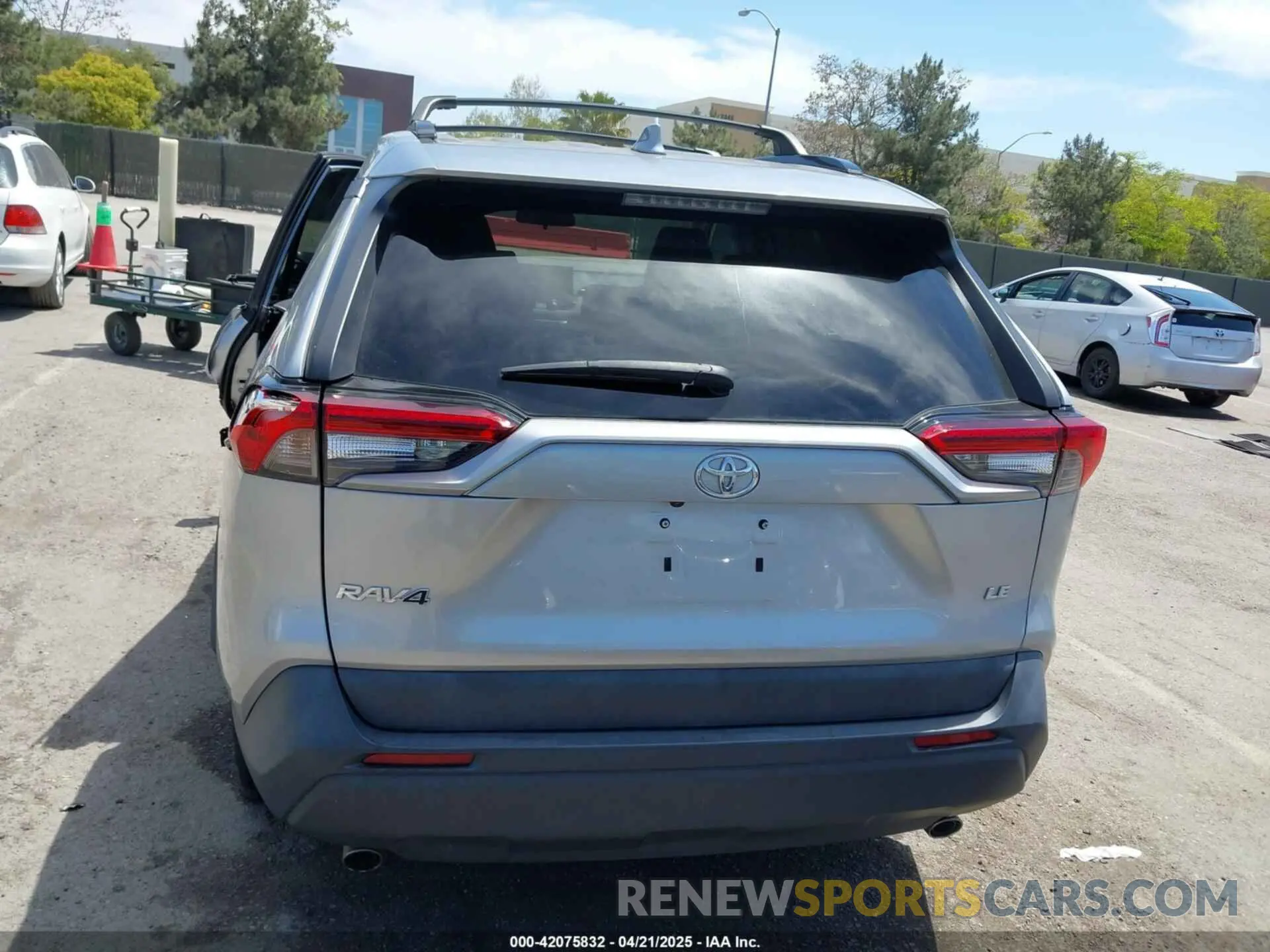16 Photograph of a damaged car 2T3H1RFV3LC084341 TOYOTA RAV4 2020