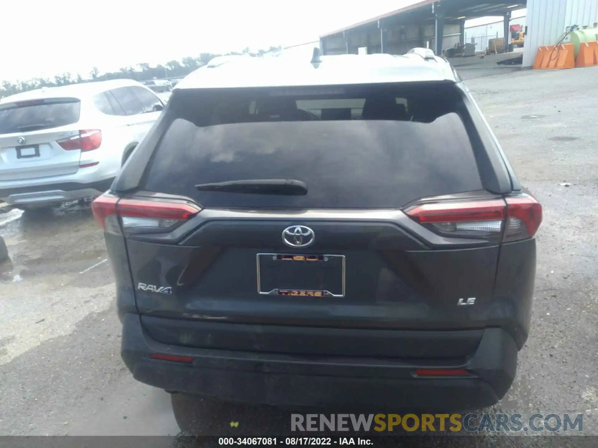 8 Photograph of a damaged car 2T3H1RFV4LC045595 TOYOTA RAV4 2020