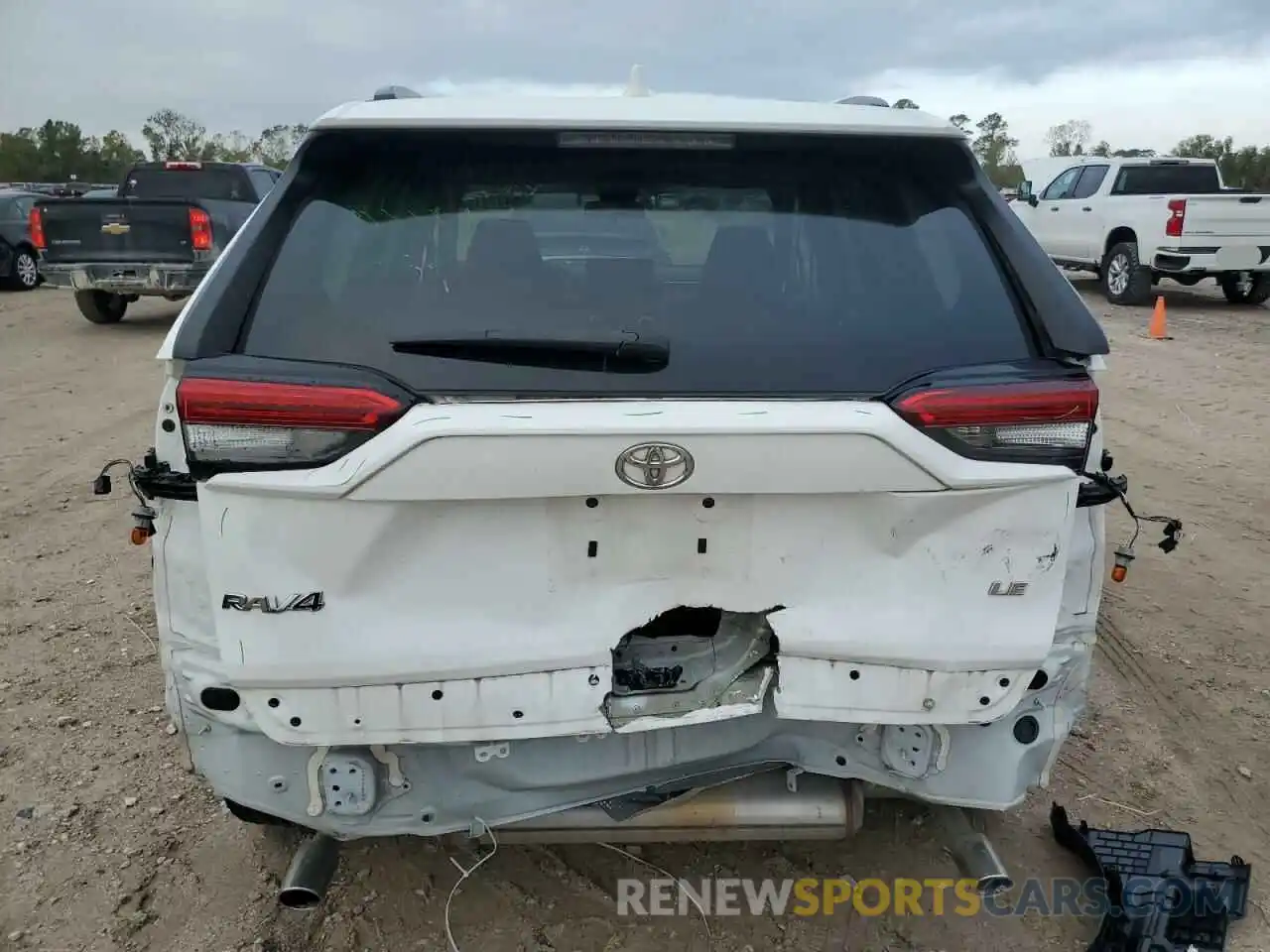 6 Photograph of a damaged car 2T3H1RFV5LC070943 TOYOTA RAV4 2020