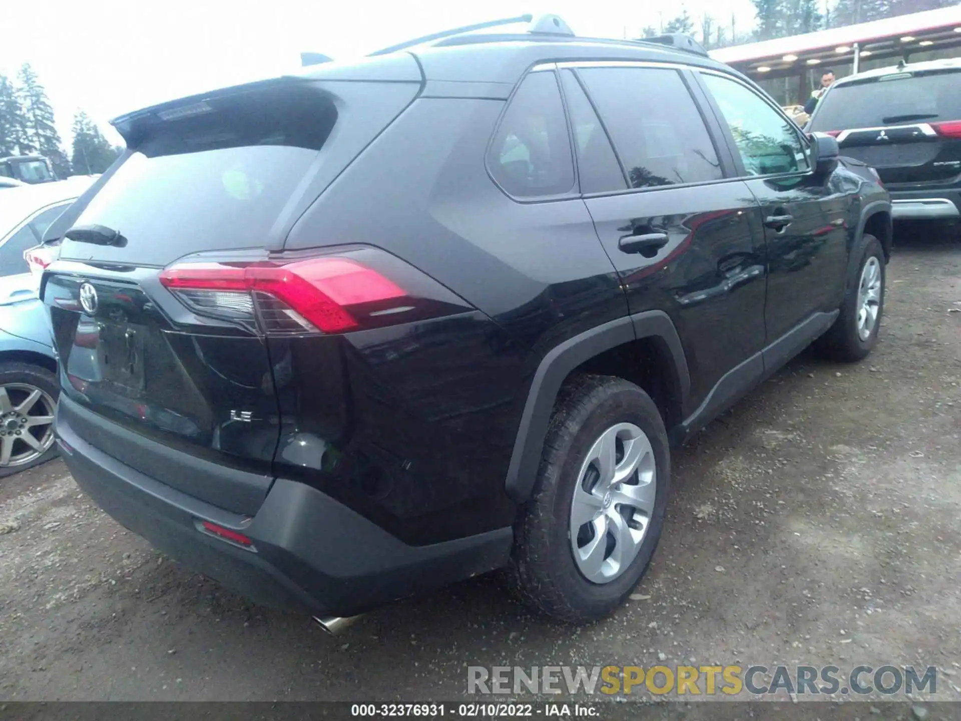 4 Photograph of a damaged car 2T3H1RFV5LW082394 TOYOTA RAV4 2020