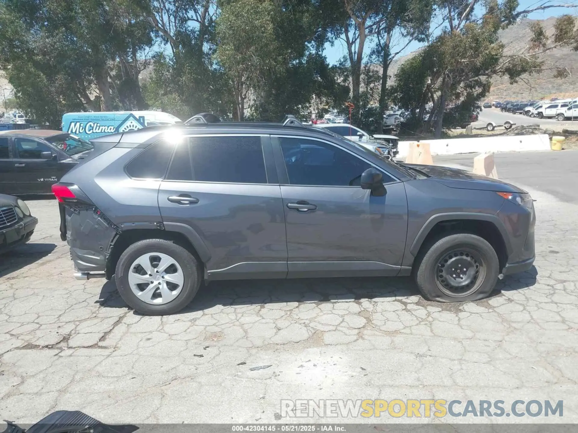 14 Photograph of a damaged car 2T3H1RFV5LW100876 TOYOTA RAV4 2020