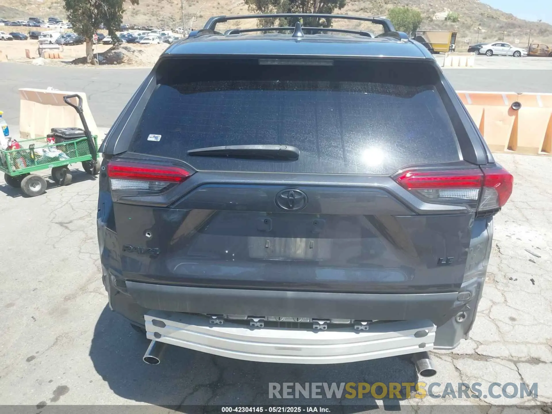 17 Photograph of a damaged car 2T3H1RFV5LW100876 TOYOTA RAV4 2020