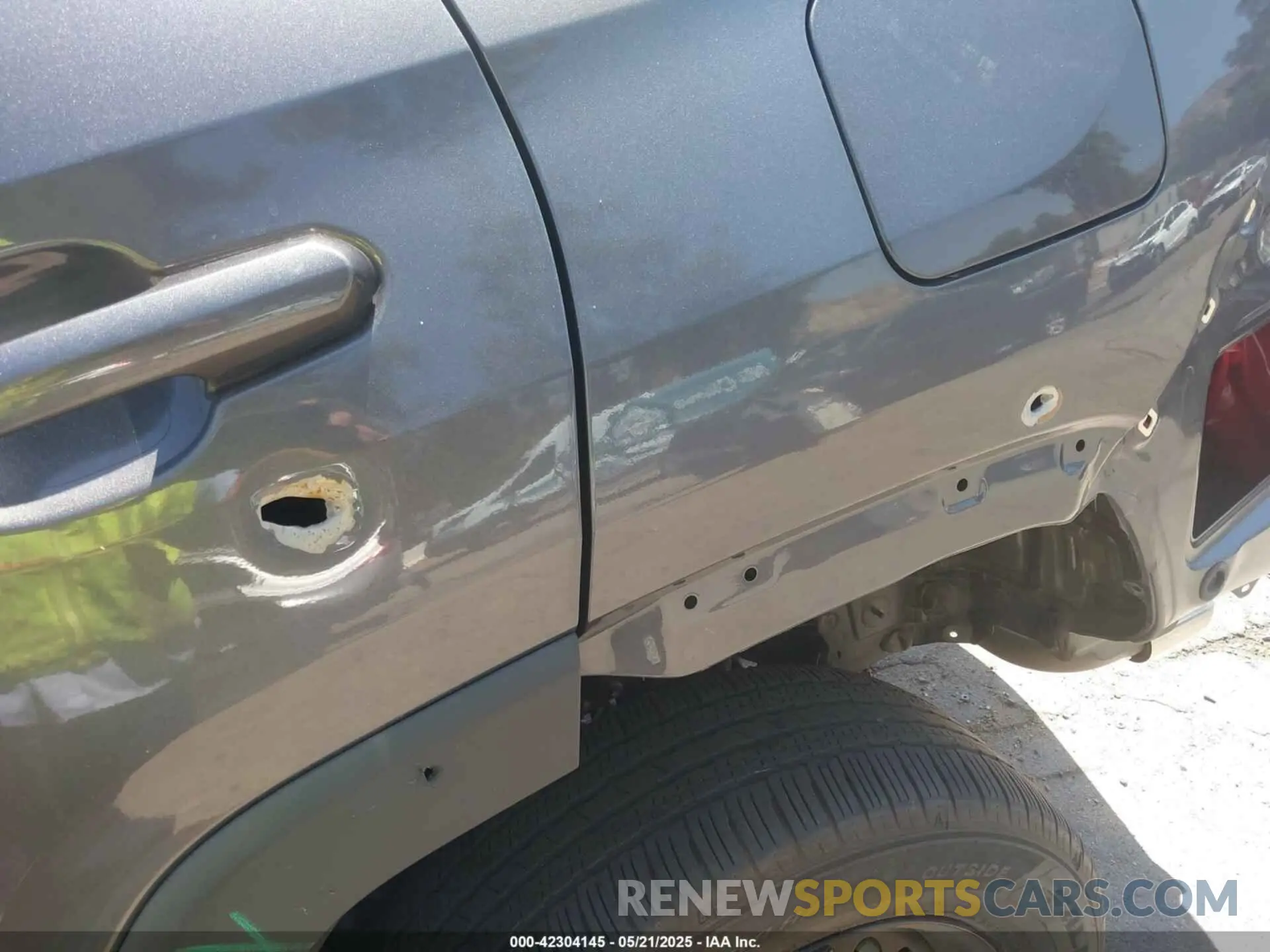 19 Photograph of a damaged car 2T3H1RFV5LW100876 TOYOTA RAV4 2020