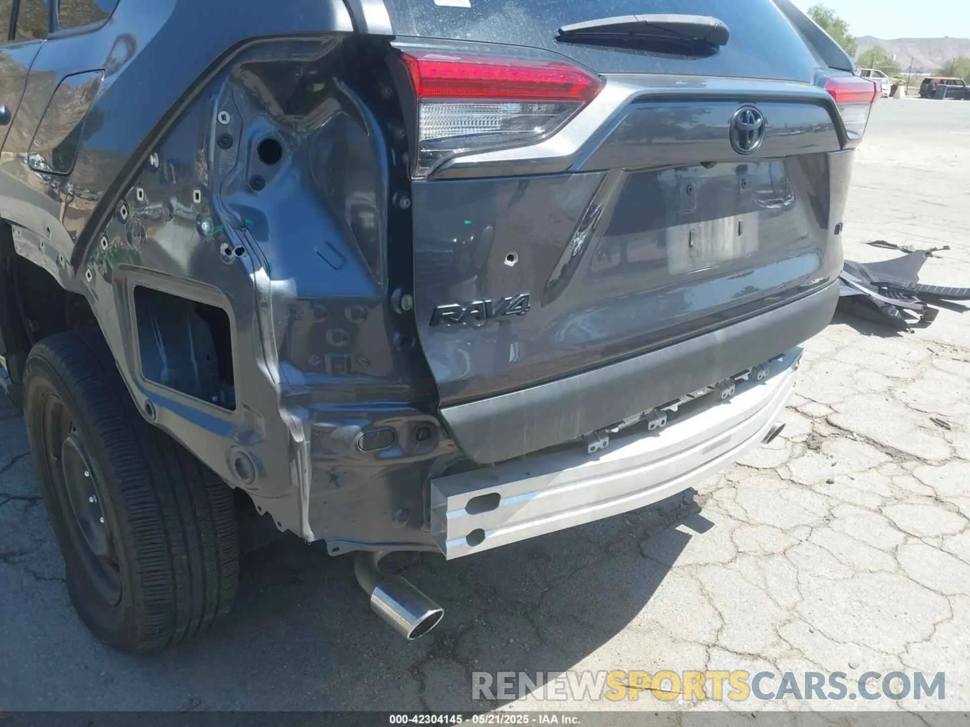 6 Photograph of a damaged car 2T3H1RFV5LW100876 TOYOTA RAV4 2020
