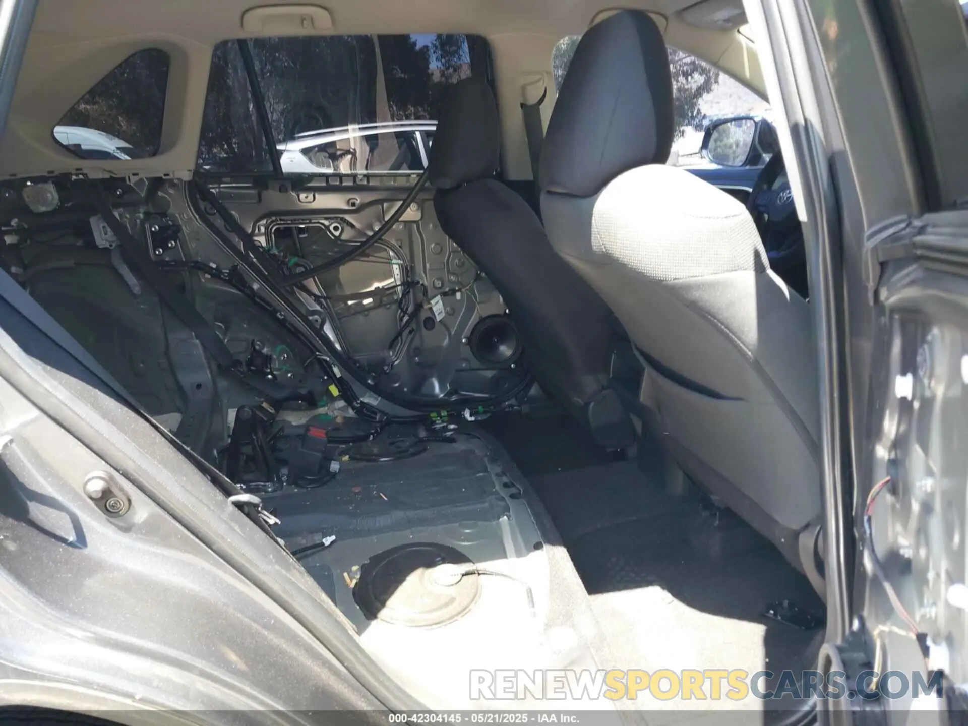 8 Photograph of a damaged car 2T3H1RFV5LW100876 TOYOTA RAV4 2020