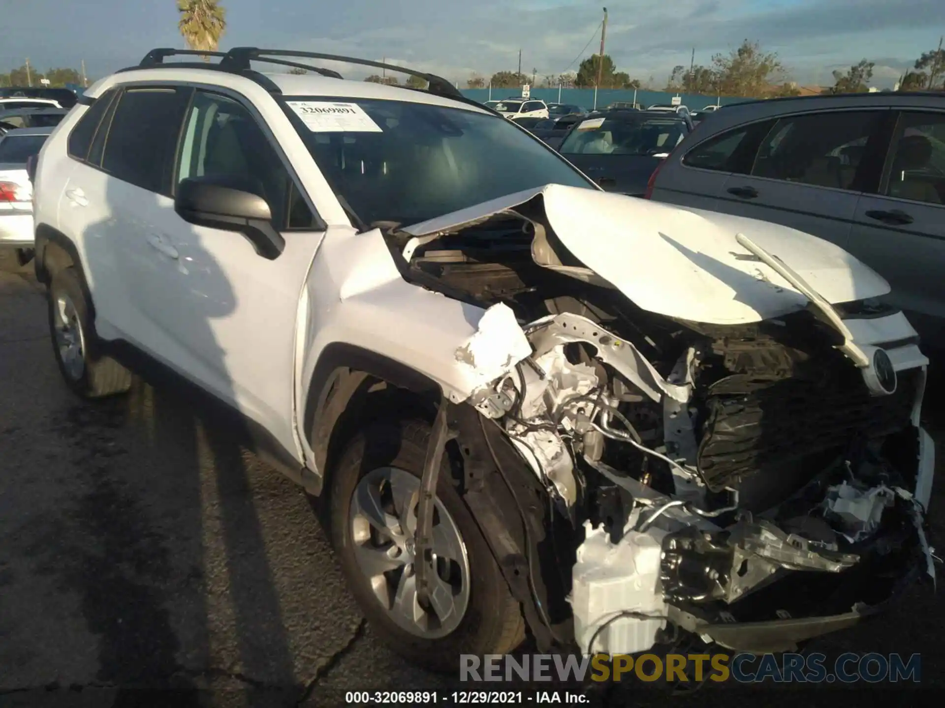 1 Photograph of a damaged car 2T3H1RFV6LW069279 TOYOTA RAV4 2020