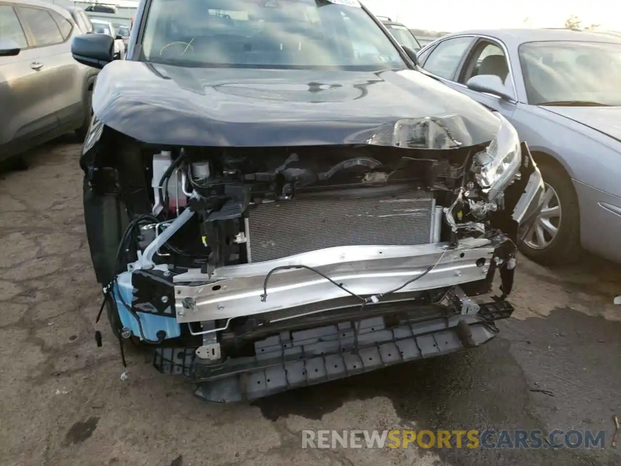 9 Photograph of a damaged car 2T3H1RFV7LW103083 TOYOTA RAV4 2020