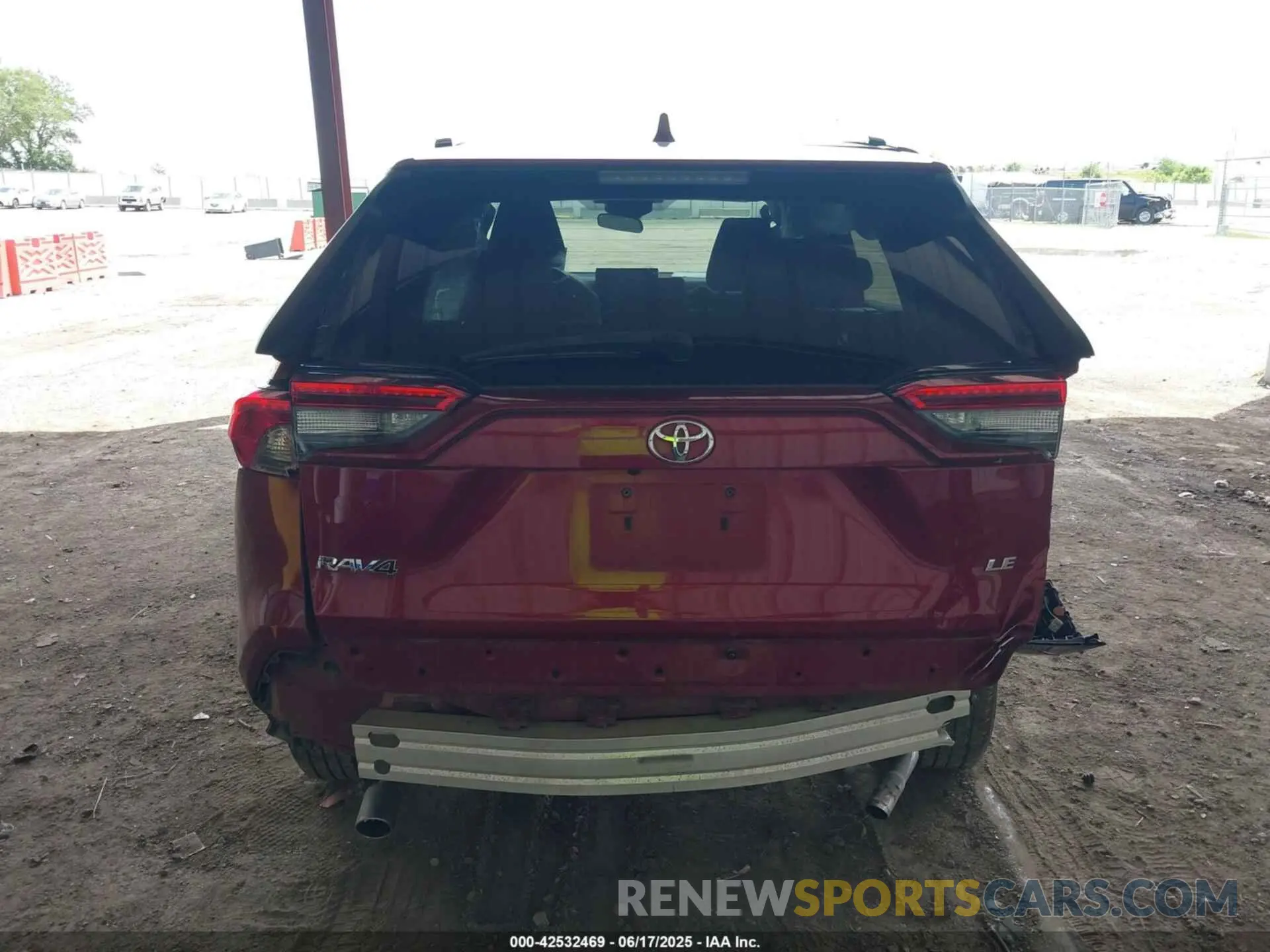 17 Photograph of a damaged car 2T3H1RFV8LC046622 TOYOTA RAV4 2020