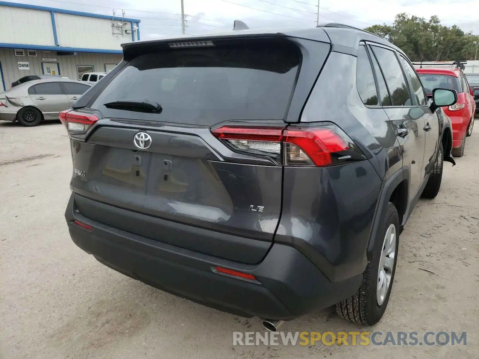 4 Photograph of a damaged car 2T3H1RFV8LC074906 TOYOTA RAV4 2020