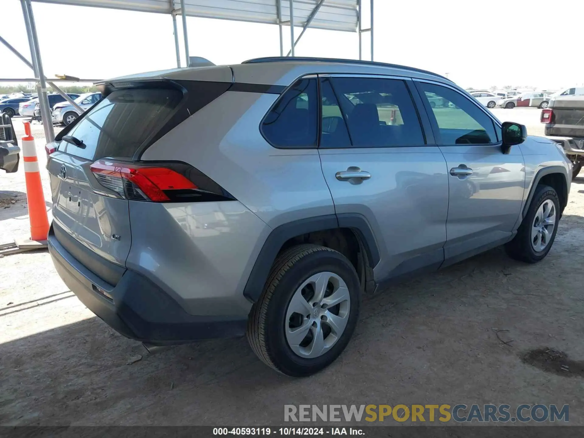 4 Photograph of a damaged car 2T3H1RFV8LW088836 TOYOTA RAV4 2020