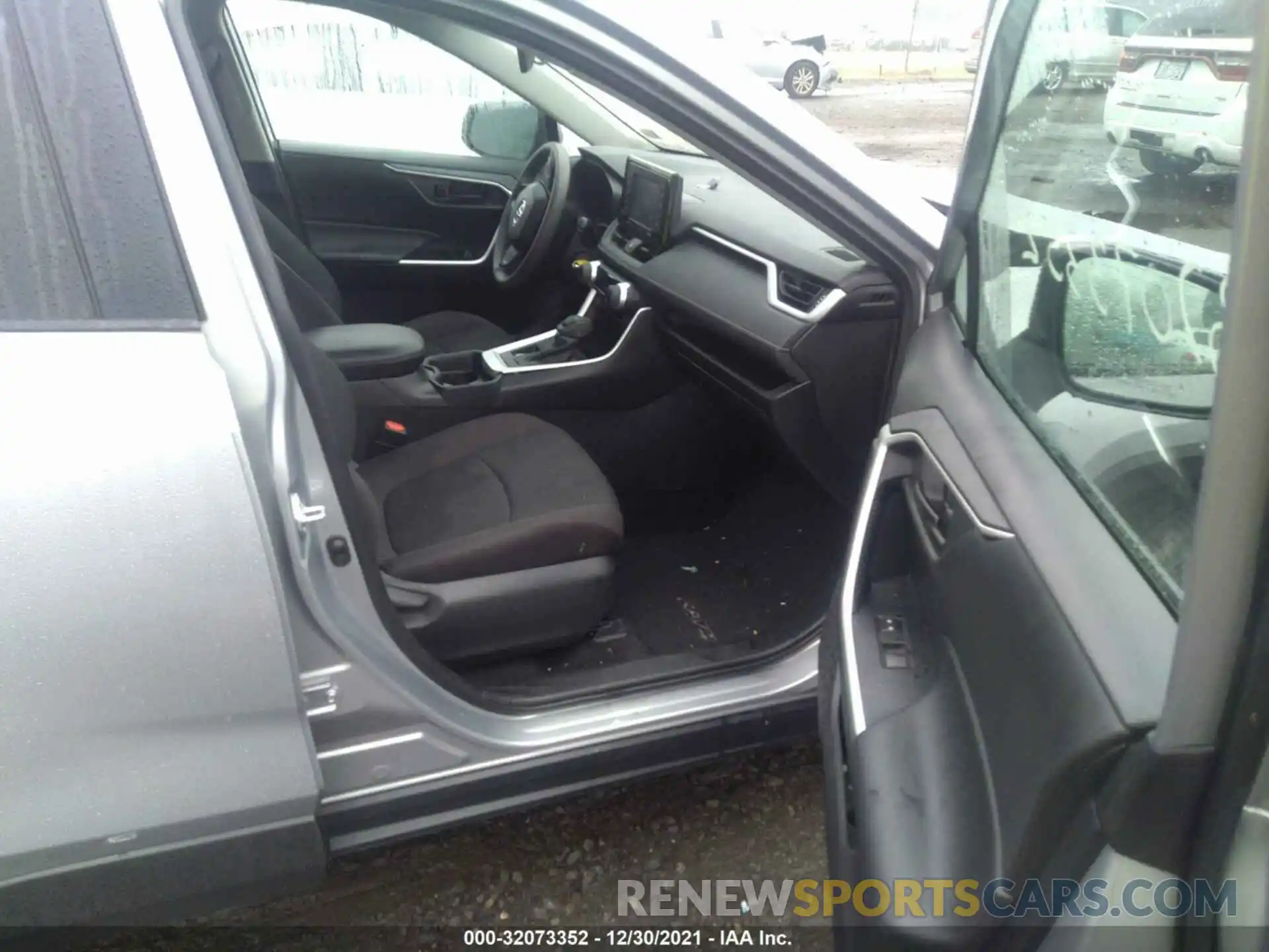 5 Photograph of a damaged car 2T3H1RFV8LW100046 TOYOTA RAV4 2020