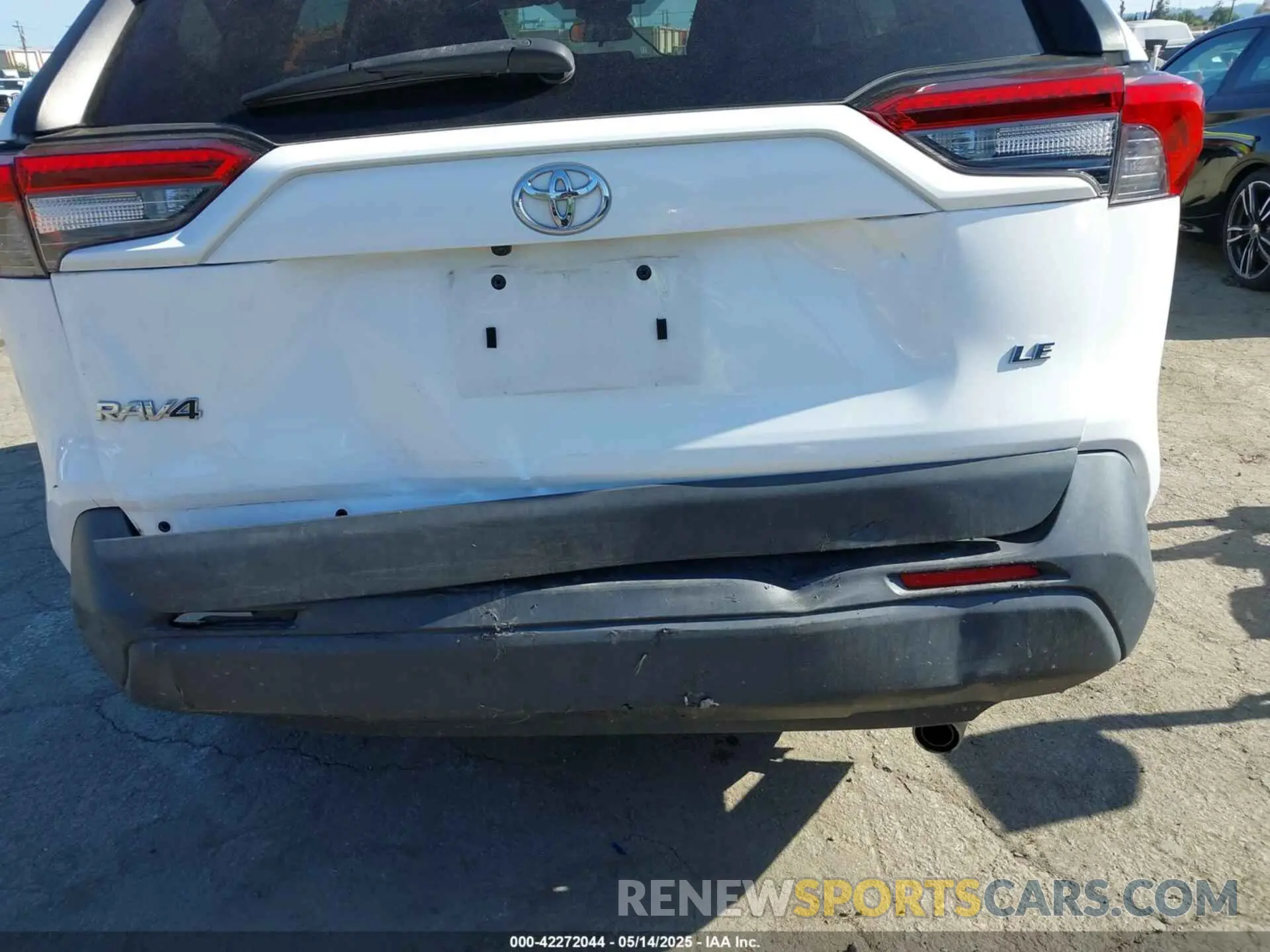 18 Photograph of a damaged car 2T3H1RFV9LC060741 TOYOTA RAV4 2020