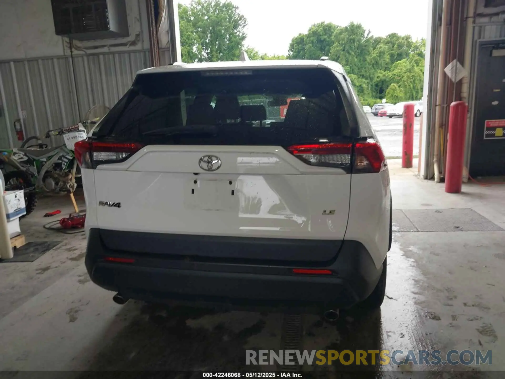 16 Photograph of a damaged car 2T3H1RFV9LC064692 TOYOTA RAV4 2020